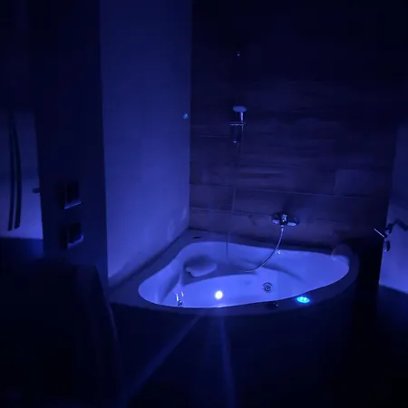 Luxurious With A Jaccuzi And 4 Bedrooms Διαμέρισμα *